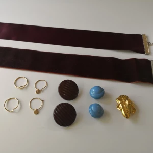  - smyckespaket med 2 chokers, 2 ringar, örhängen, clips och en brosch. några moderna, andra vintage/retro. skriv om du har frågor! allt i fint skick. 