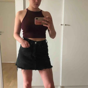  - Kort sliten jeans kjol ifrån Levis. Jag är vanligt vis en 28a/m och den passar mig bra.  Kan mötas upp i Stockholm 