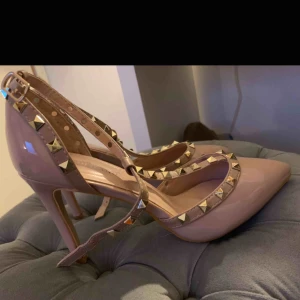  - Valentino liknande skor använt dom vid 2 tillfällen, 200kr ✨