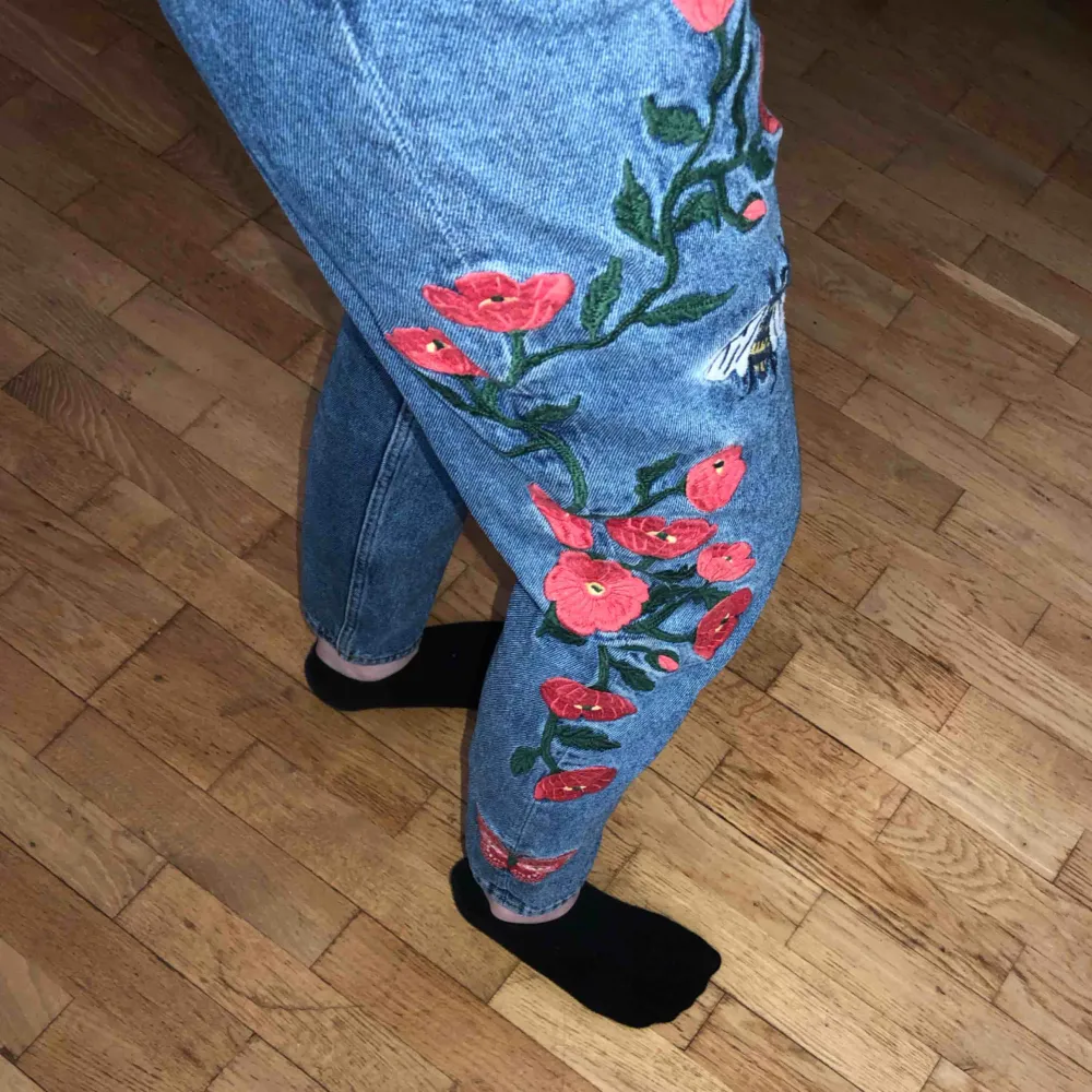 Blommiga jeans från Monki! Använt en del men det är inga hål eller liknande. Köparen står för frakten, endast swish 🌱. Jeans & Byxor.