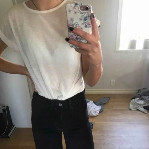  - vit, ganska genomskinlig tshirt! endast swish & fraktkostnad tillkommer! storlek 164, men passar mig som har xs/s