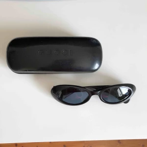  - Äkta gucci solglasögon, vintage. De är supersnygga och i bra skick!
