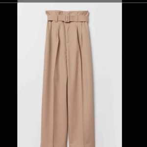  - Endast använda 1 gång! Beige, rak, paper bag byxa med pressveck ifrån H&M trend. Nypris 499kr :) Köparen står för frakten