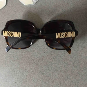  - Moschino solglasögon , självklart äkta.