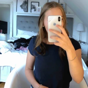  - Marinblå t-shirt i blusmaterial, använd ca 4 gånger