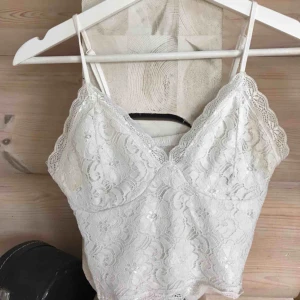  - Sä fin topp från bikbok som inte kommer till användning. Perfekt nu till sommaren.  Köparen står för frakt (: