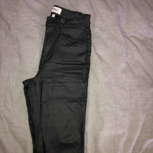  - Svarta skinbyxor ifrån onley, storlek S men sjukt stretchiga. Köpta för 399 på Vero Moda💗