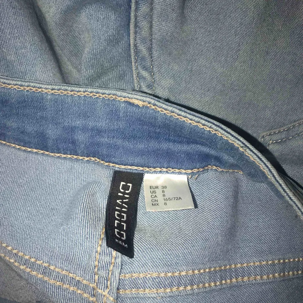 Ljusblå jeans från HM som används fåtal gånger. Är i storlek 38 men sitter som 36. Frakt ingår i priset 🦋. Jeans & Byxor.