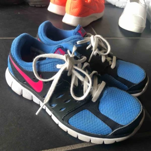  - Springskor/träningsskor från Nike, knappt använda & i jättefint skick