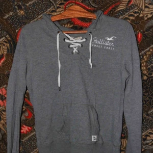  - Grå Hollister tunn hoodie.  Skick 8/10 ena snöret är lite trasigt men det är inget som märks. Köparen står för eventuell frakt 🥰🥰