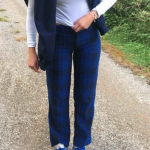  - Snygga blårutiga kostymbyxor, mjukt material