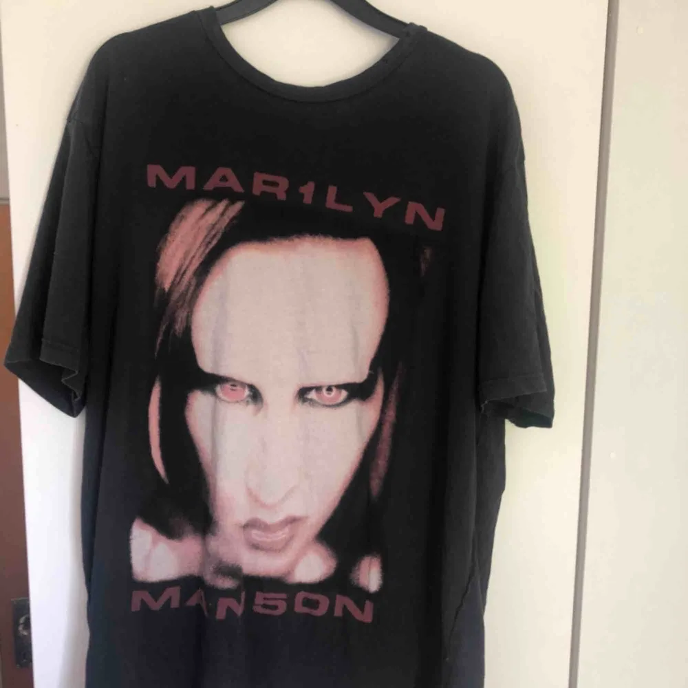 Marilyn Manson tröja från HM, köpt 2017 men sällan använd då den är alldeles förstor för mig, gissar på L i herr storlekar. T-shirts.
