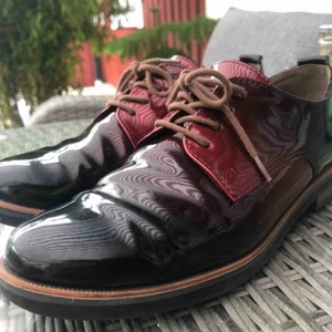  - Hej! Nu säljer jag mina glansiga, röd och svarta finskor. Det är från märket Tamaris. Köpte nya för 2 år sedan, använda ett fåtal gånger. Priset kan diskuteras, köparen står för frakten! 