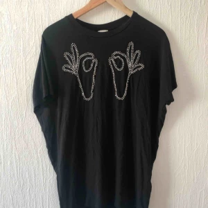  - Svart t-shirt med pärl-detaljer. Köpt på Hm conscious collection.   
