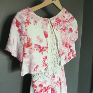  - Söt somrig klänning från Bikbok, använd på en skolavslutning 🌸  Kan antingen mötas upp eller frakta 