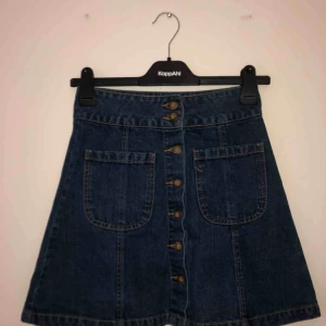  - Fin kjol från bikbok, använd få gånger. 