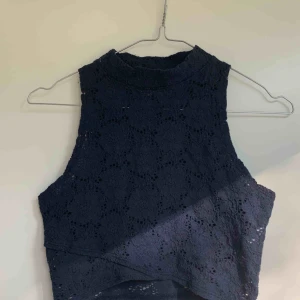  - Marinblå crop top från Hollister i storlek S. Säljes på grund av att den ej används! Möts upp i Stockholm eller fraktar! 💙