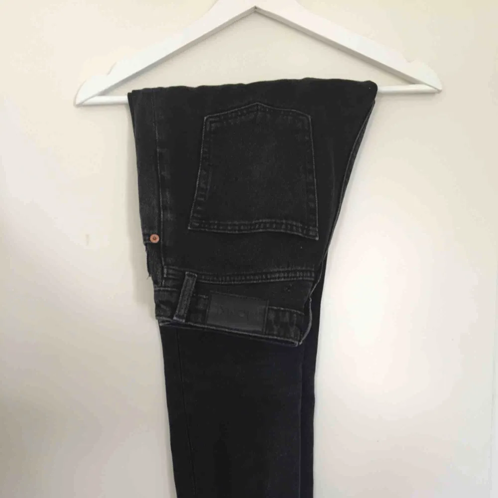 Svarta/grå jeans i modellen kimomo från monki. Ca 68 cm i innerbenslängd. Kan mötas i Linköping eller frakta mot extra kostnad. . Jeans & Byxor.