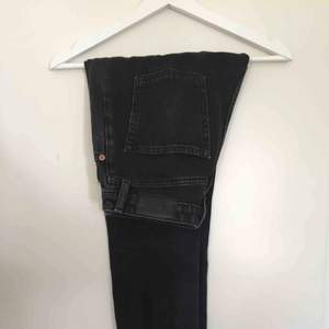 Svarta/grå jeans i modellen kimomo från monki. Ca 68 cm i innerbenslängd. Kan mötas i Linköping eller frakta mot extra kostnad. 