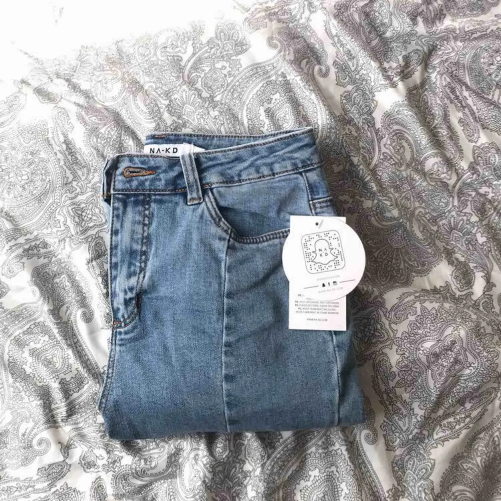 Ett par jätte fina blåa jeans från NA-KD.Hel nya och lappen sitter kvar! Nypris:249❣️Köparen står för frakt.Frakten kostar ca 60 kr. Jeans & Byxor.
