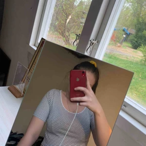  - Randig kort topp från H&M i storlek S. 20kr + frakt (köparen står för frakten).