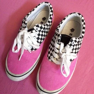  - Supercoola skor med shackrutor. Använda max 2-3 gånger. 