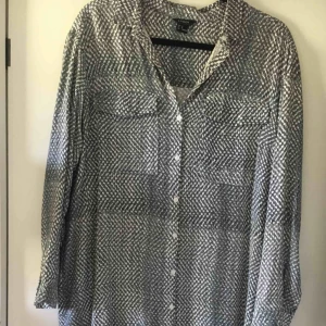  - Längre skjorta från Lindex, sparsamt använd. Funkar lika bra till bara ben som till byxor. Djur-och rökfritt hem. Köpare står för frakt.