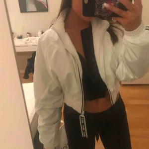  - Snygg jacka från bershka, inga slitningar och använd ett fåtal gånger 