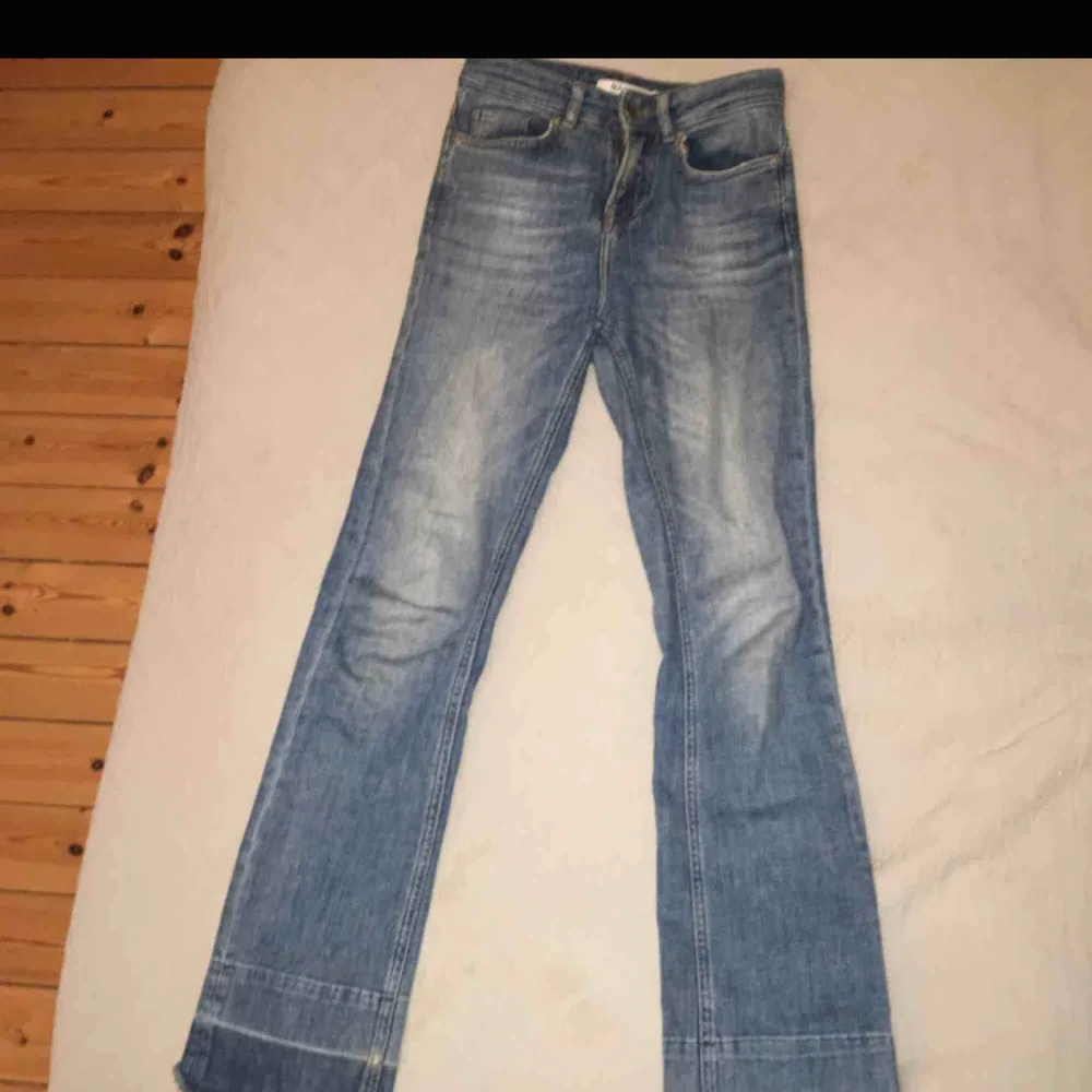 ASfina blå jeans från NA-KD! Precis lagom utsvängda  med snygga detaljer längst ner. Storlek 32/xs. . Jeans & Byxor.