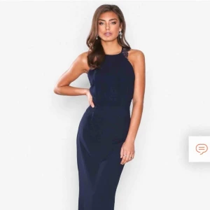  - Marinblå långklänning från NLY. Strl 38. Rak passform med öppen rygg och slits baktill. Fint skick! 200kr exkl. frakt!