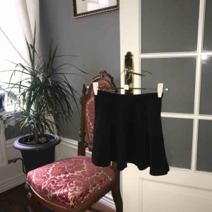  - Svart kjol från lager 157. Aldrig använd.