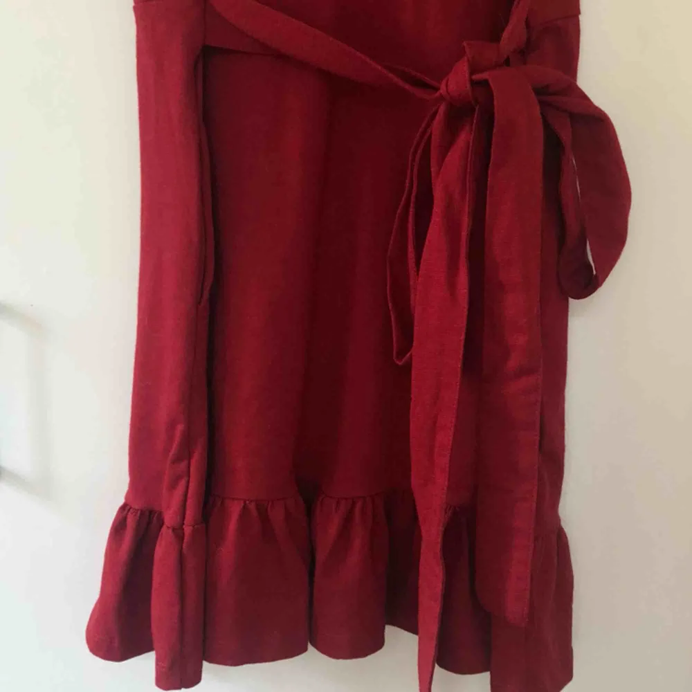 Superfin röd klänning i storlek 38 från HM. Aldrig använd, så väldigt fint skick. Köparen står för frakt. Klänningar.