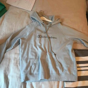 Snygg och trendig hoodie - Jättefin vintage champion hoodie, köpt second hand men väldigt bra skick. Buda i kommentarerna, köparen står för frakt💕💕