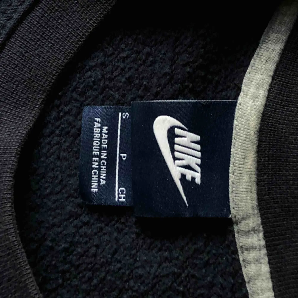 Nike sweater i strl S. Använd ett fåtal gånger. Möts upp i skanstull / mottagaren står för frakt . Tröjor & Koftor.