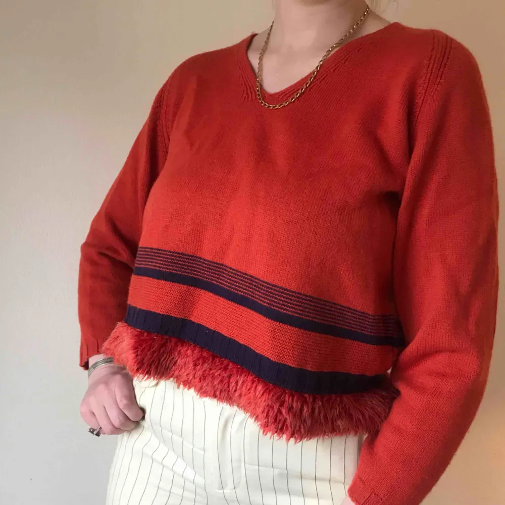 💌Frakt ingår! 💌 Korallröd vintage stickad tröja från Betty Barclay köpt i Frankrike • storlek 42, passar även 36/38/40 • jättegullig fluffig detalj. Tröjor & Koftor.