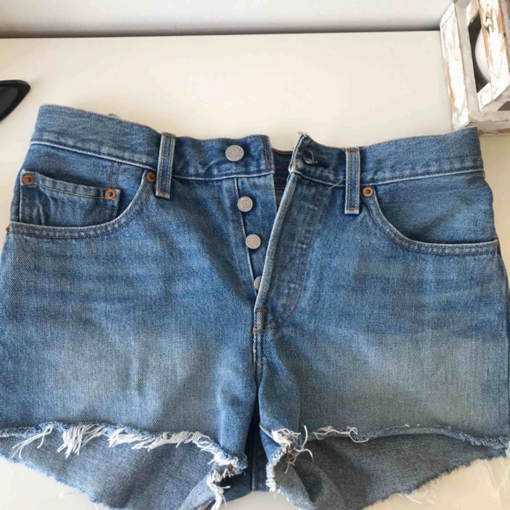 Levi’s shorts st.s , nypris ca 500kr och är helt oanvända men säljer Pg.a för små. . Shorts.