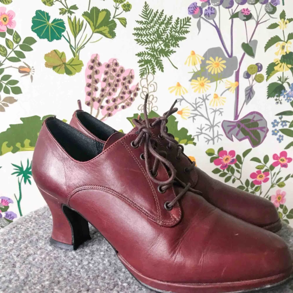 Vintage Blueway skor med klack i storlek 39. Sparsamt använda och i mycket bra skick🌸.   Kan mötas i Boden/Luleå eller så får köparen stå för frakten😊.. Skor.