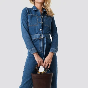  - Byxdress från NAKD, använd vid ett tillfälle.  Skicka egna bilder vid intresse! 