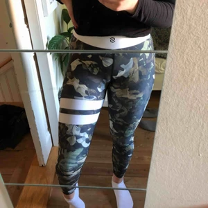  - Träningstights från Stronger, jätte bra kvalitet, så snyggt mönster och sparsamt använda!!!! Fraktkostnad tillkommer.