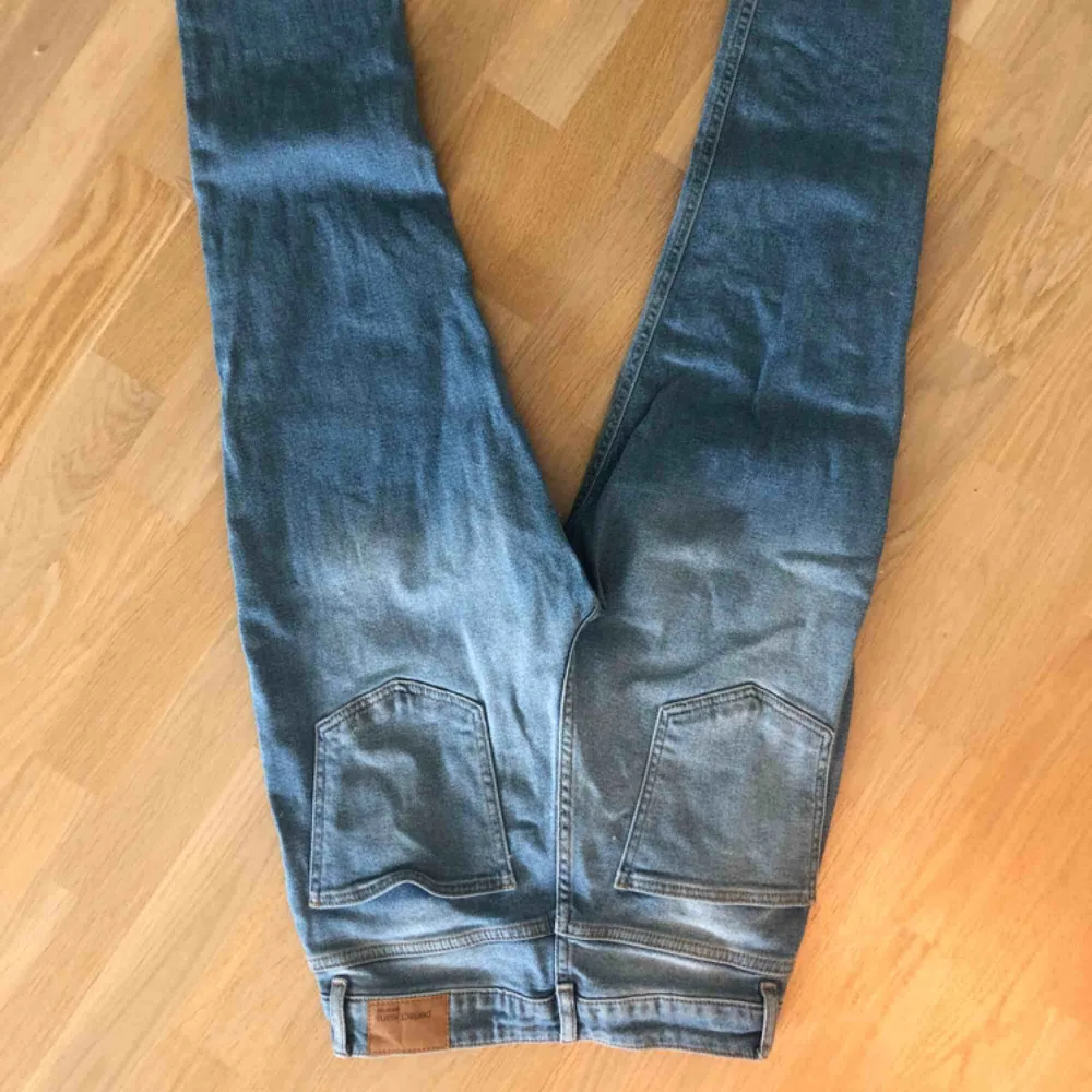 Blå jeans från Ginatricot i fint skick.. Jeans & Byxor.