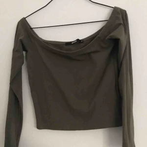  - En grön off shoulder topp från Bik Bok i ett stretchigt material.