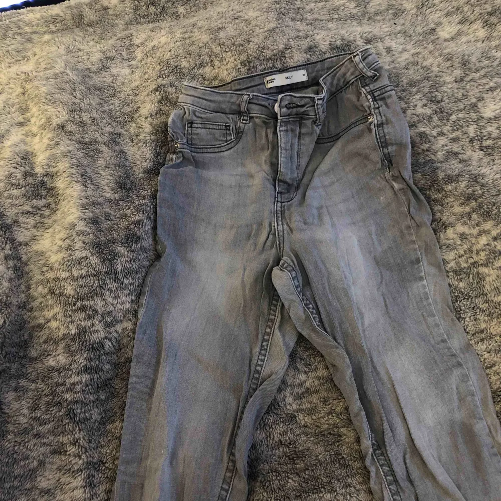 Ett par gråa jeans från Gina tricot medium, använde några gånger för längesen. kände att gråa jeans var inte min stil. Dom är lite skrynkliga för dom legat i min garderob länge! Köparen står för frakten, går att diskutera pris.. Jeans & Byxor.