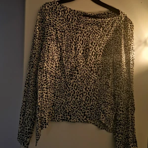  - Leopardmönstrad topp från ZARA. Knappt använd. Köparen står för frakten ✨ Använder Swish 💸