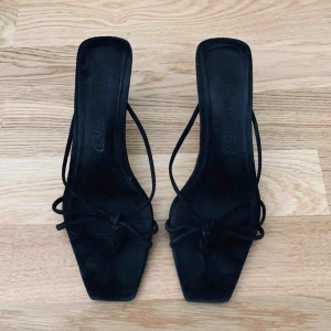  - Omtalade sandaletter i mocka från Mango. Storlek 37. Jättefint skick, endast sulan undertill som visar spår av användning. Pris: 375 kronor