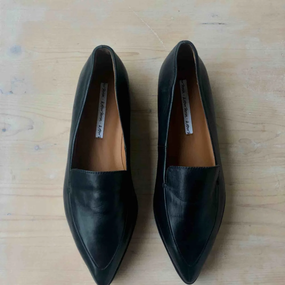 Svarta skor i loafersmodell från &other stories Nypris ca 1000 kr. Helt nya, enbart testade. Säljes pga fel storlek. De är i äkta skinn och har inga skador. Kan mötas upp i Göteborg. Frakten kan vi dela på, ett paket kostar 140 kr. Tar Swish.  STORLEK: 39. Skor.