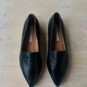 Svarta skor i loafersmodell från &other stories Nypris ca 1000 kr. Helt nya, enbart testade. Säljes pga fel storlek. De är i äkta skinn och har inga skador. Kan mötas upp i Göteborg. Frakten kan vi dela på, ett paket kostar 140 kr. Tar Swish.  STORLEK: 39