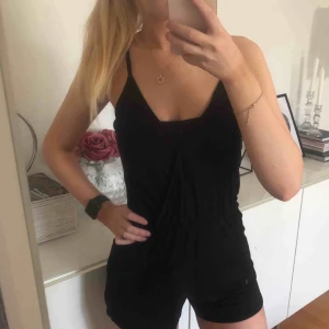  - **Frakt ingår ej i priset** Märke: Nelly Kategori: Playsuit  Storlek: Small Färg: Svart