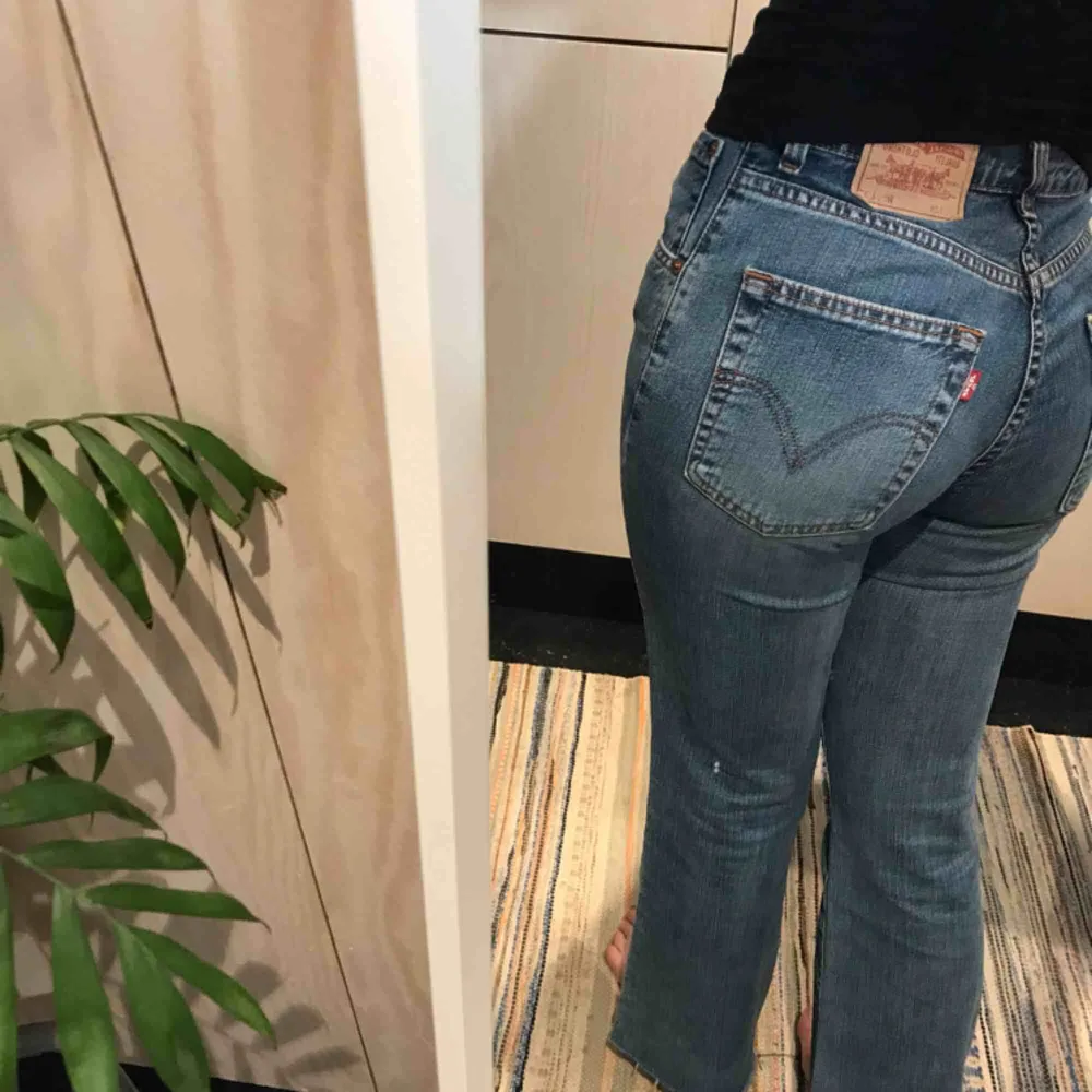 Levis jeans 😊 Möts gärna upp i Stockholm men postar självklart också om nödvändigt, köpare står då för frakt 😊 Kika gärna på mina andra grejer, har haft en stor garderobsrensning så finns mycket att fynda 😁. Jeans & Byxor.