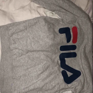  - En snygg tjocktröja utan luva från FILA i super fint skick. Använd ett fåtal gånger Storlek- XS men är som en S Köptes för 600 men säljer för 250  Går att skickas mot frakt kostnad.