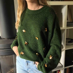  - Jättefin tjocktröja från hm. Den är XS men passar absolut om man har S eller M också. Jätteskön. Köparen står för frakt😊